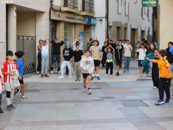 Fotos: Centenares de ni&ntilde;os comienzan San Saturio escapando de los cabezudos por el centro de Soria