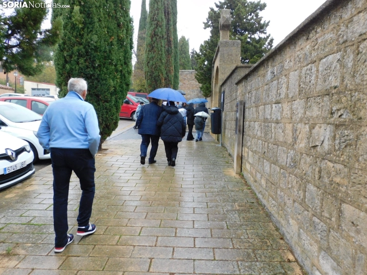 En im&aacute;genes: Los sorianos acuden en masa el cementerio a pesar de la lluvia