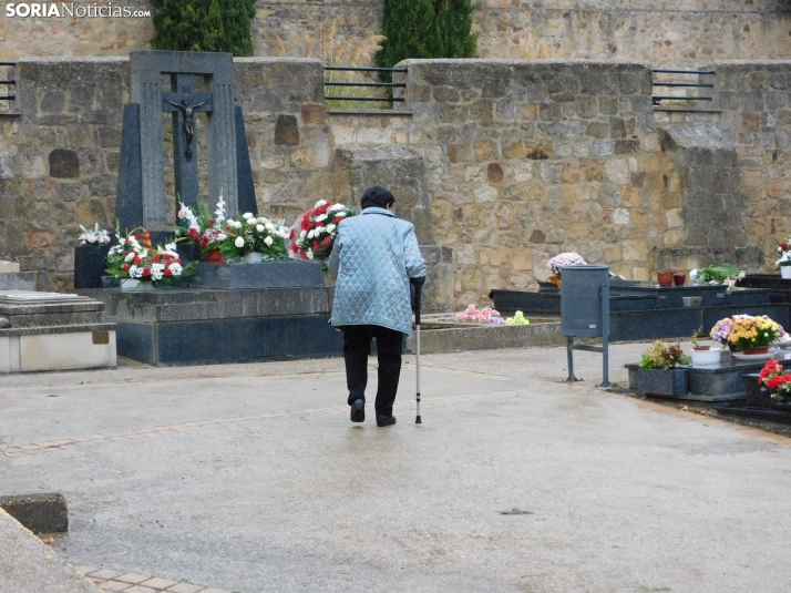 En im&aacute;genes: Los sorianos acuden en masa el cementerio a pesar de la lluvia