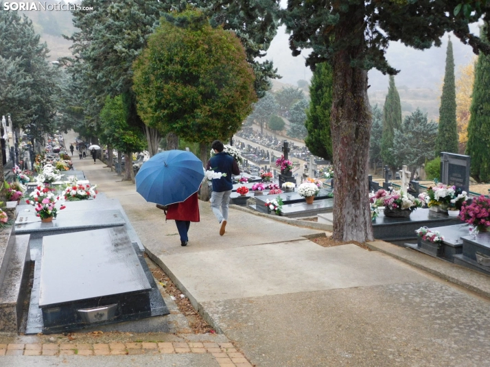 En im&aacute;genes: Los sorianos acuden en masa el cementerio a pesar de la lluvia
