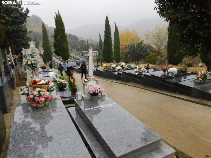 En im&aacute;genes: Los sorianos acuden en masa el cementerio a pesar de la lluvia