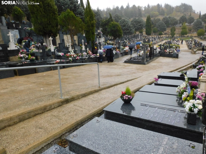 En im&aacute;genes: Los sorianos acuden en masa el cementerio a pesar de la lluvia