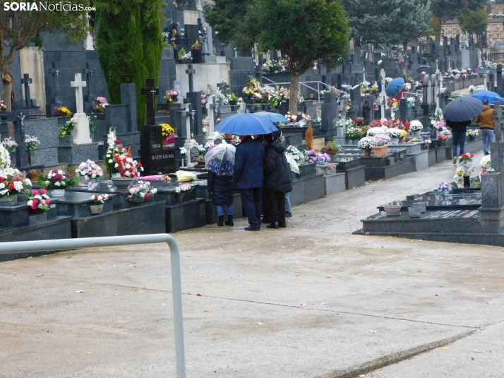 En im&aacute;genes: Los sorianos acuden en masa el cementerio a pesar de la lluvia