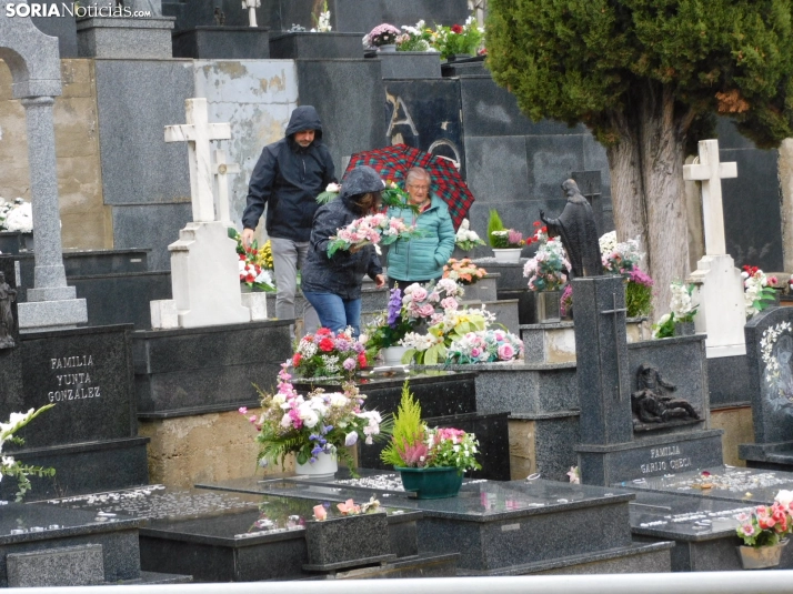 En im&aacute;genes: Los sorianos acuden en masa el cementerio a pesar de la lluvia