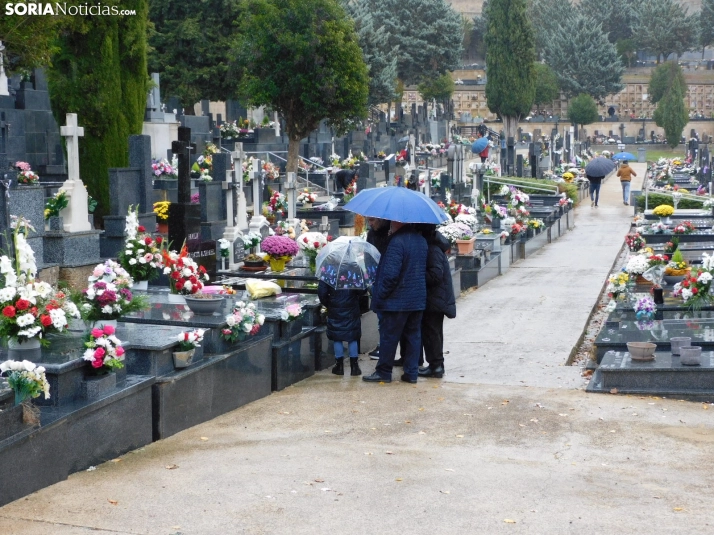 En im&aacute;genes: Los sorianos acuden en masa el cementerio a pesar de la lluvia