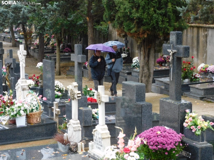 En im&aacute;genes: Los sorianos acuden en masa el cementerio a pesar de la lluvia