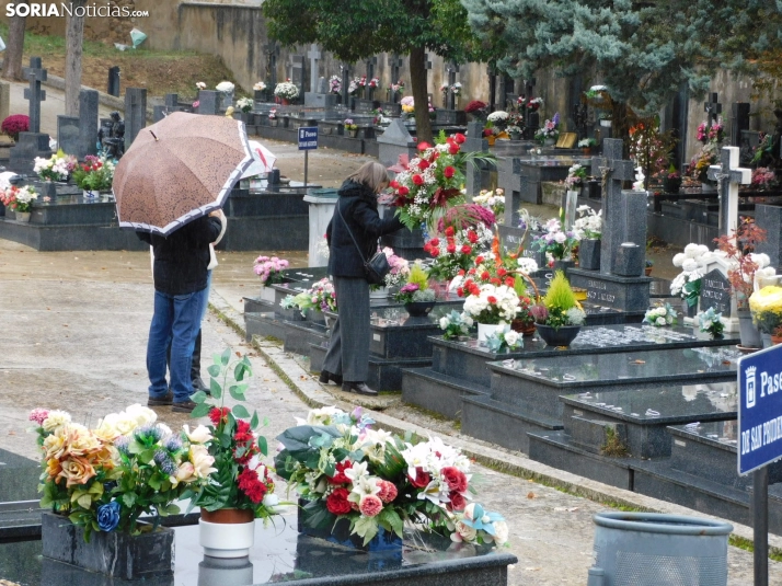 En im&aacute;genes: Los sorianos acuden en masa el cementerio a pesar de la lluvia