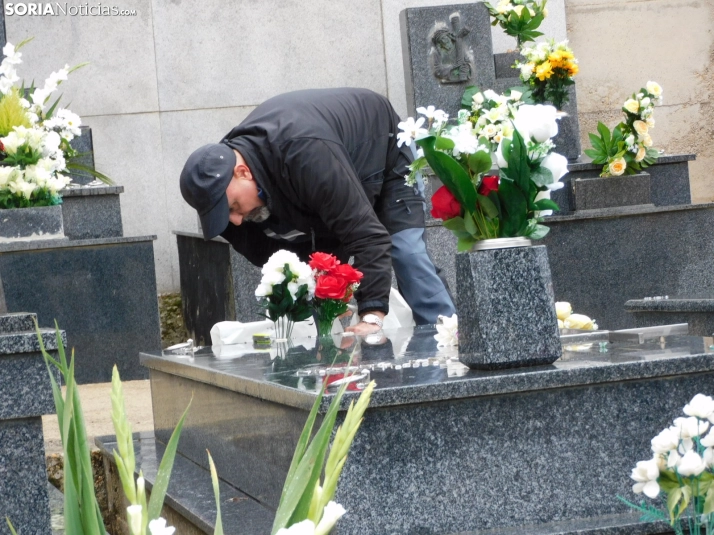 En im&aacute;genes: Los sorianos acuden en masa el cementerio a pesar de la lluvia