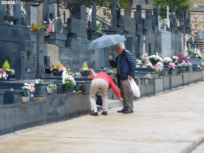 En im&aacute;genes: Los sorianos acuden en masa el cementerio a pesar de la lluvia