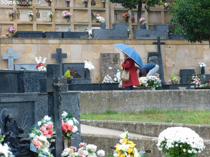 En im&aacute;genes: Los sorianos acuden en masa el cementerio a pesar de la lluvia