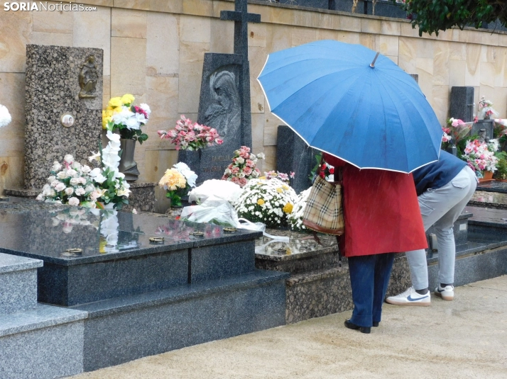 En im&aacute;genes: Los sorianos acuden en masa el cementerio a pesar de la lluvia