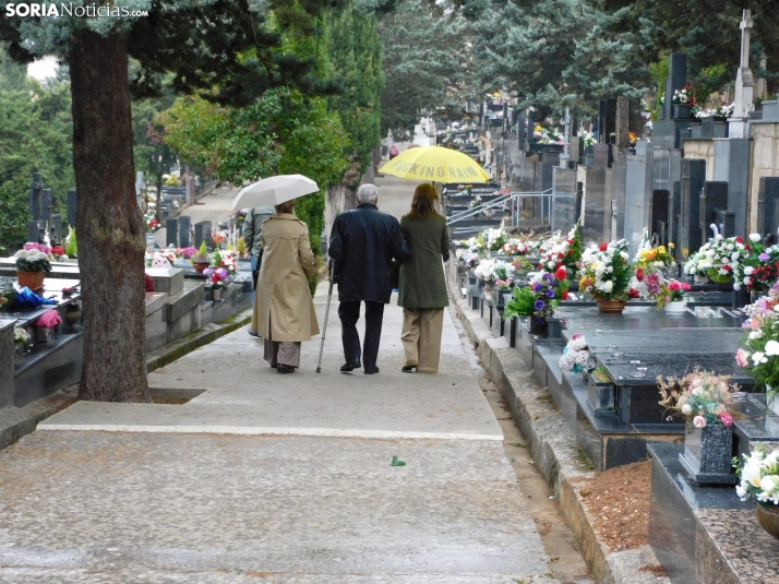 En im&aacute;genes: Los sorianos acuden en masa el cementerio a pesar de la lluvia