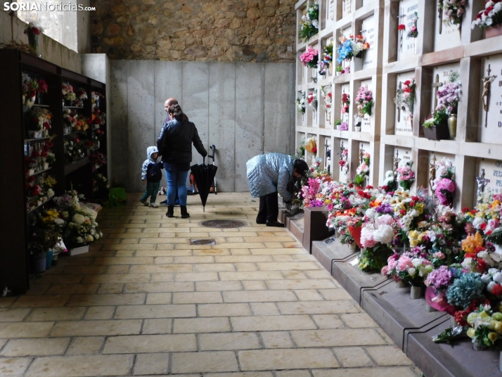 En im&aacute;genes: Los sorianos acuden en masa el cementerio a pesar de la lluvia