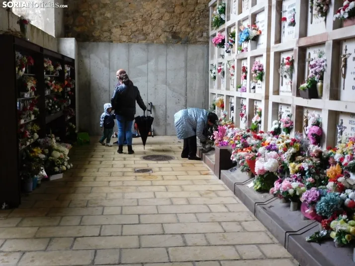En im&aacute;genes: Los sorianos acuden en masa el cementerio a pesar de la lluvia