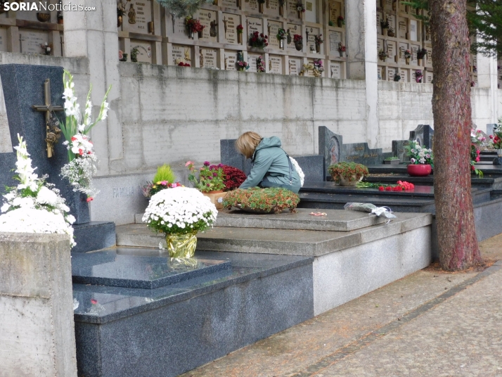 En im&aacute;genes: Los sorianos acuden en masa el cementerio a pesar de la lluvia