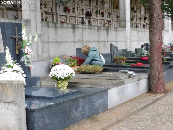 En im&aacute;genes: Los sorianos acuden en masa el cementerio a pesar de la lluvia