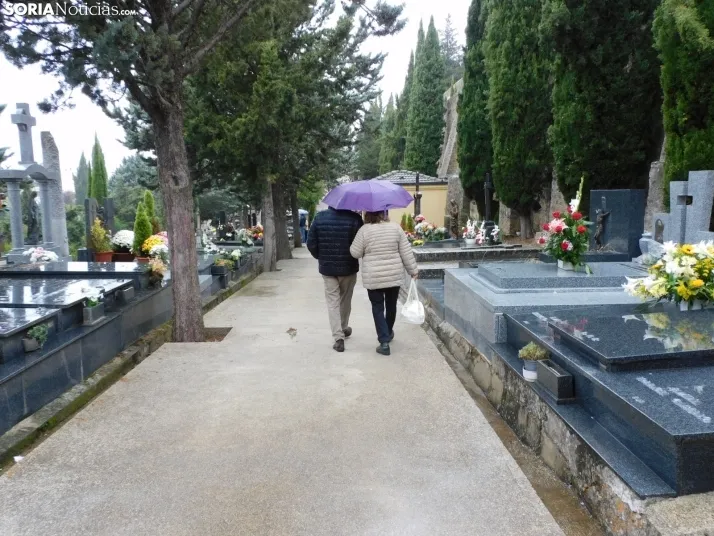 En im&aacute;genes: Los sorianos acuden en masa el cementerio a pesar de la lluvia