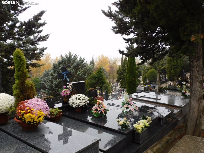 En im&aacute;genes: Los sorianos acuden en masa el cementerio a pesar de la lluvia