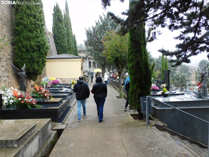 En im&aacute;genes: Los sorianos acuden en masa el cementerio a pesar de la lluvia