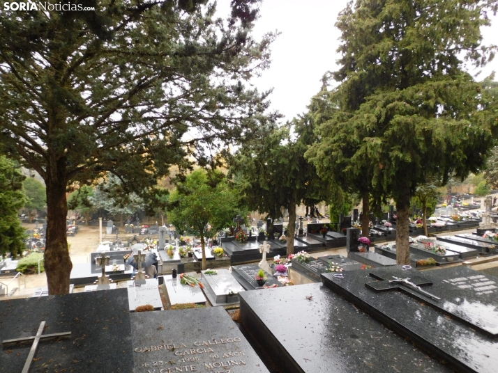 En im&aacute;genes: Los sorianos acuden en masa el cementerio a pesar de la lluvia