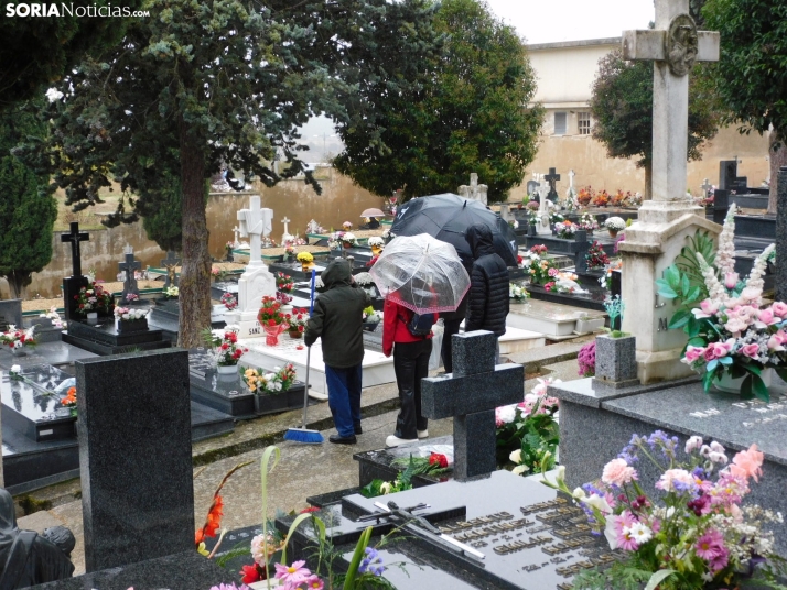 En im&aacute;genes: Los sorianos acuden en masa el cementerio a pesar de la lluvia