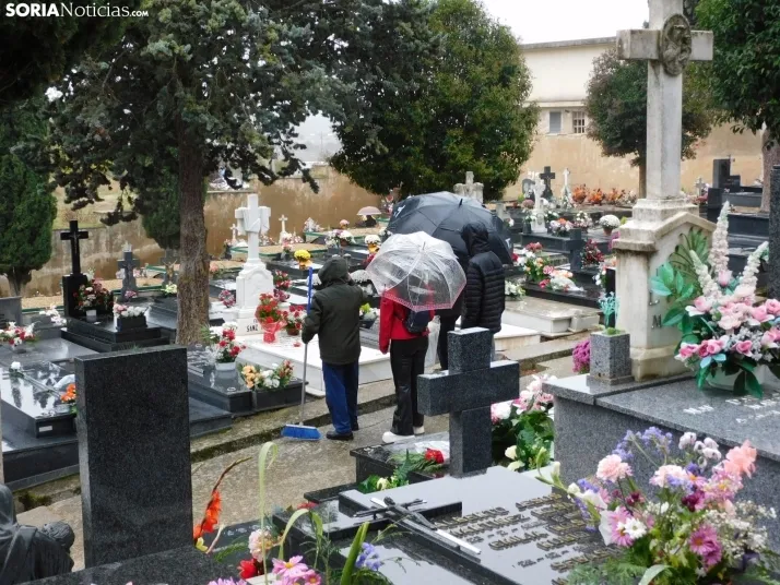 En im&aacute;genes: Los sorianos acuden en masa el cementerio a pesar de la lluvia