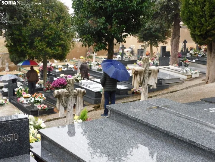 En im&aacute;genes: Los sorianos acuden en masa el cementerio a pesar de la lluvia