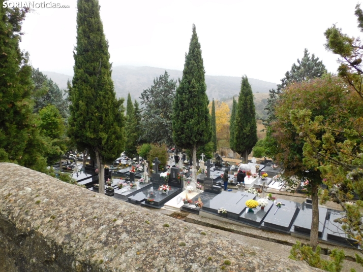 En im&aacute;genes: Los sorianos acuden en masa el cementerio a pesar de la lluvia