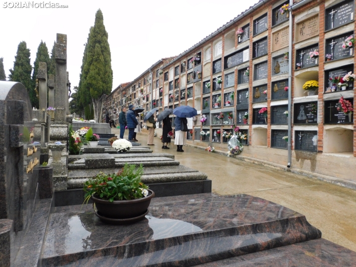 En im&aacute;genes: Los sorianos acuden en masa el cementerio a pesar de la lluvia