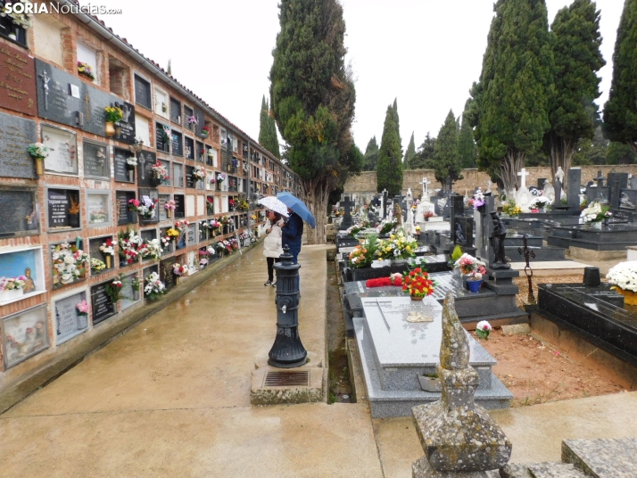 En im&aacute;genes: Los sorianos acuden en masa el cementerio a pesar de la lluvia