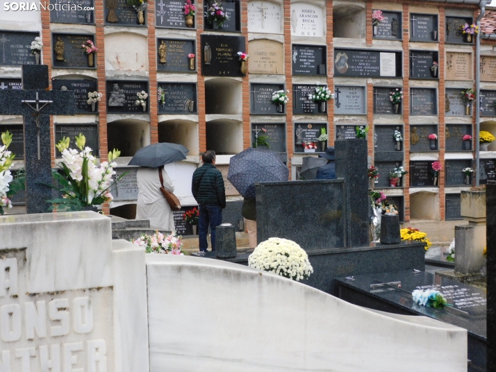 En im&aacute;genes: Los sorianos acuden en masa el cementerio a pesar de la lluvia