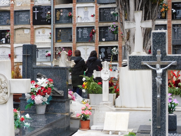 En im&aacute;genes: Los sorianos acuden en masa el cementerio a pesar de la lluvia