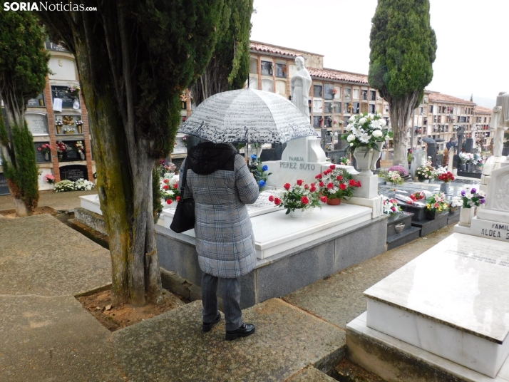 En im&aacute;genes: Los sorianos acuden en masa el cementerio a pesar de la lluvia