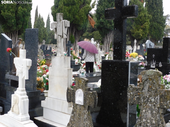 En im&aacute;genes: Los sorianos acuden en masa el cementerio a pesar de la lluvia
