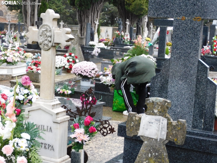En im&aacute;genes: Los sorianos acuden en masa el cementerio a pesar de la lluvia