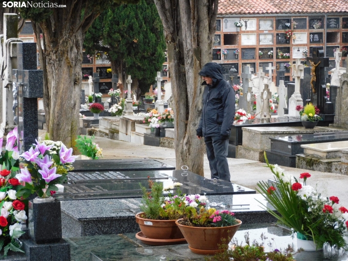 En im&aacute;genes: Los sorianos acuden en masa el cementerio a pesar de la lluvia