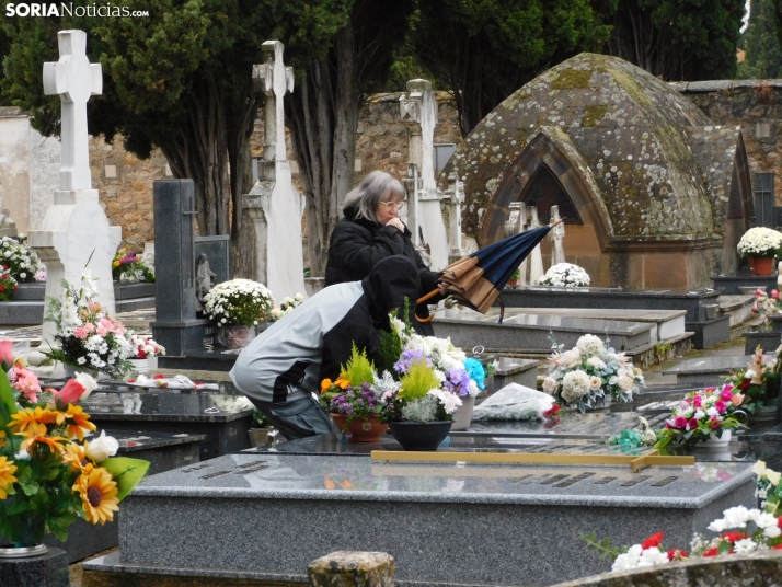 En im&aacute;genes: Los sorianos acuden en masa el cementerio a pesar de la lluvia