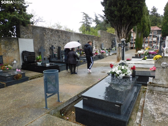 En im&aacute;genes: Los sorianos acuden en masa el cementerio a pesar de la lluvia
