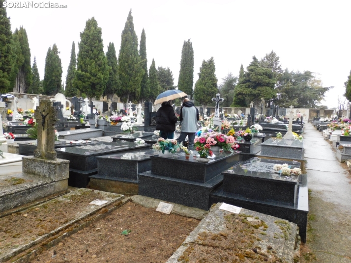 En im&aacute;genes: Los sorianos acuden en masa el cementerio a pesar de la lluvia