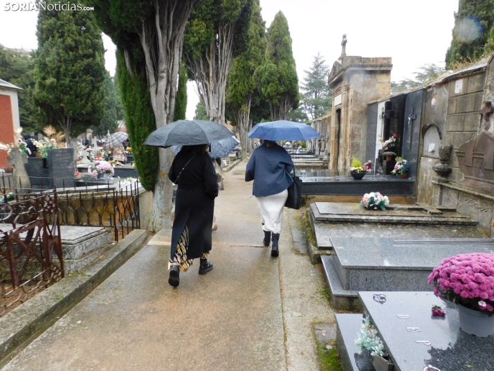 En im&aacute;genes: Los sorianos acuden en masa el cementerio a pesar de la lluvia