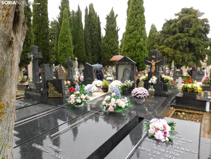 En im&aacute;genes: Los sorianos acuden en masa el cementerio a pesar de la lluvia