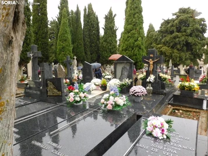 En im&aacute;genes: Los sorianos acuden en masa el cementerio a pesar de la lluvia