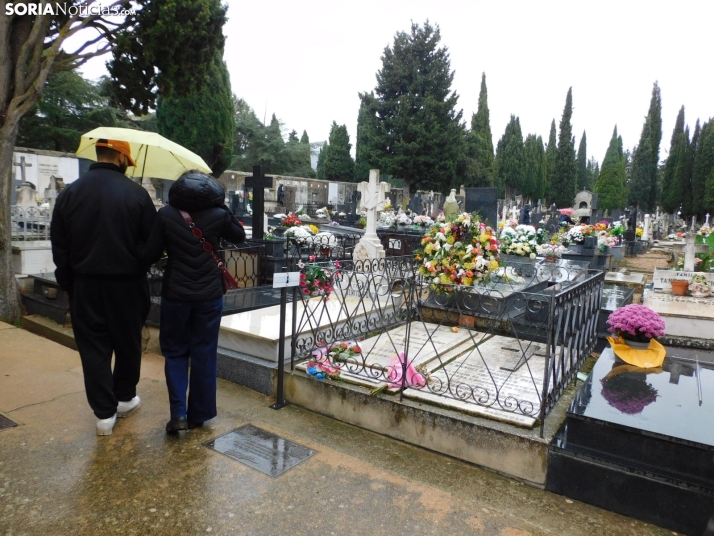 En im&aacute;genes: Los sorianos acuden en masa el cementerio a pesar de la lluvia