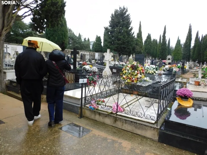 En im&aacute;genes: Los sorianos acuden en masa el cementerio a pesar de la lluvia