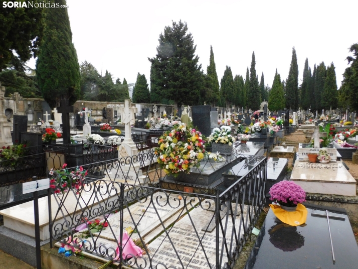 En im&aacute;genes: Los sorianos acuden en masa el cementerio a pesar de la lluvia