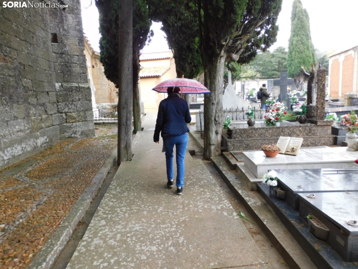 En im&aacute;genes: Los sorianos acuden en masa el cementerio a pesar de la lluvia