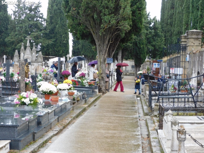 En im&aacute;genes: Los sorianos acuden en masa el cementerio a pesar de la lluvia