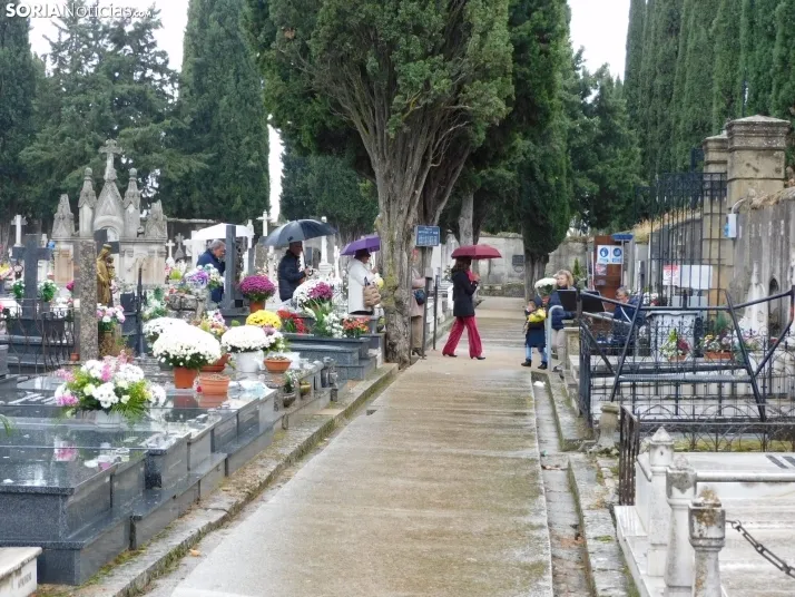 En im&aacute;genes: Los sorianos acuden en masa el cementerio a pesar de la lluvia