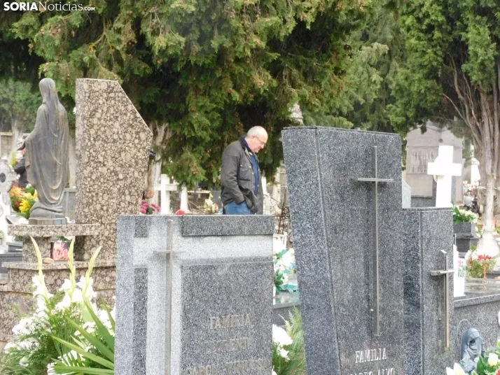 En im&aacute;genes: Los sorianos acuden en masa el cementerio a pesar de la lluvia