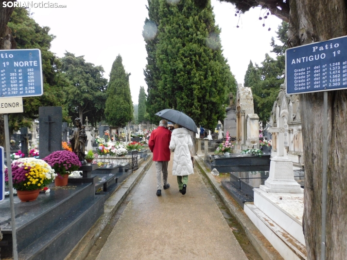 En im&aacute;genes: Los sorianos acuden en masa el cementerio a pesar de la lluvia
